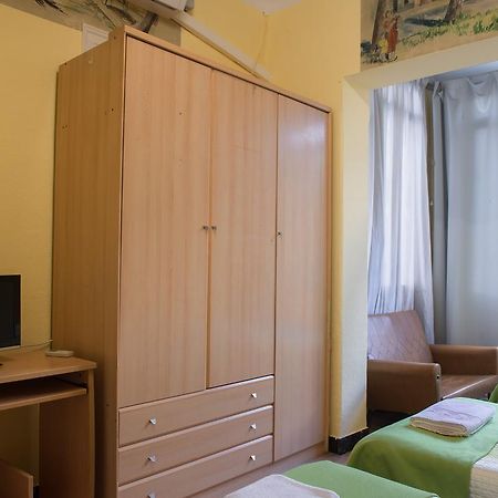 Hostel Turistic Castell Barcelona Bagian luar foto