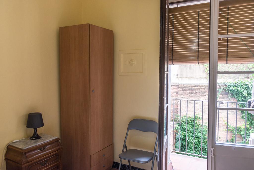 Hostel Turistic Castell Barcelona Bagian luar foto