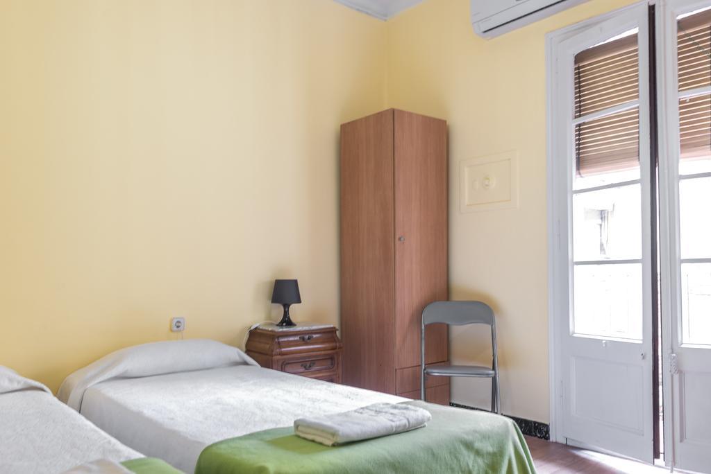 Hostel Turistic Castell Barcelona Bagian luar foto