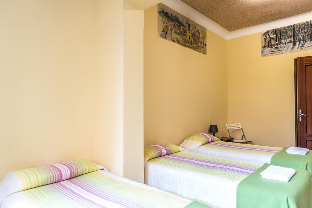 Hostel Turistic Castell Barcelona Bagian luar foto