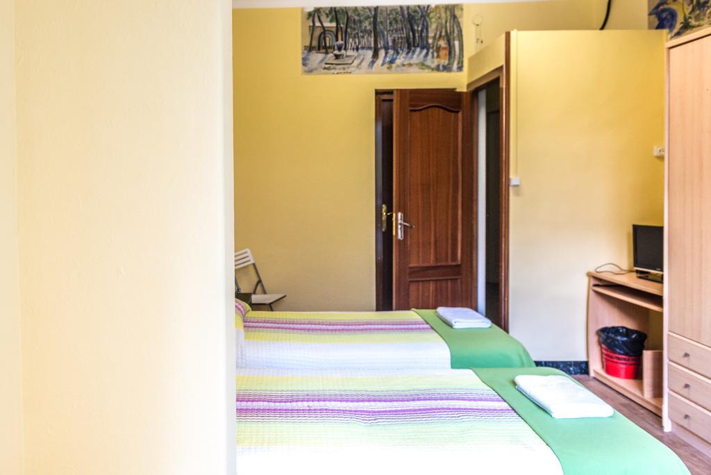 Hostel Turistic Castell Barcelona Bagian luar foto