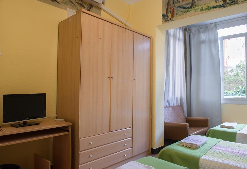 Hostel Turistic Castell Barcelona Bagian luar foto