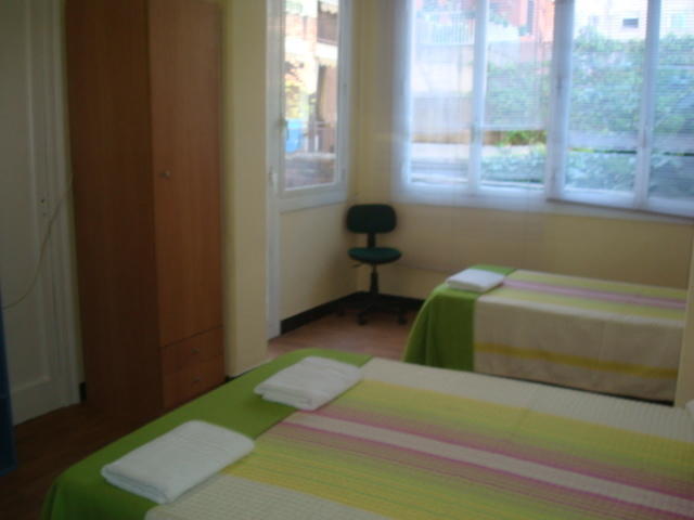Hostel Turistic Castell Barcelona Bagian luar foto