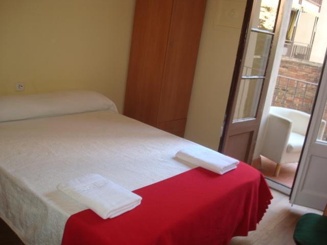 Hostel Turistic Castell Barcelona Bagian luar foto