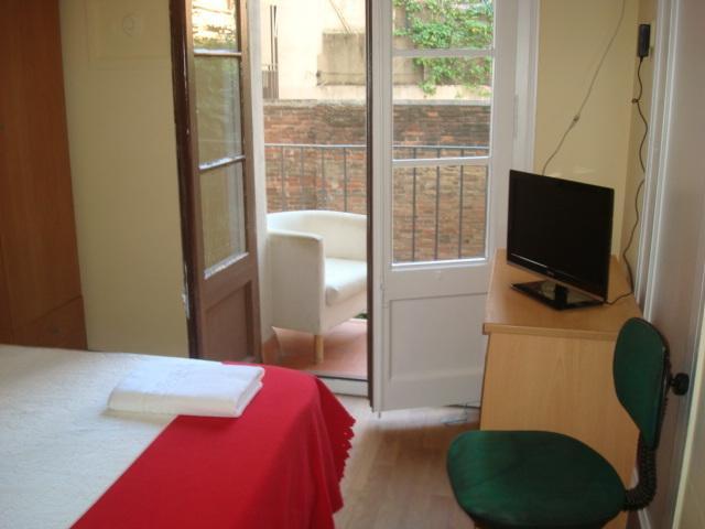 Hostel Turistic Castell Barcelona Bagian luar foto